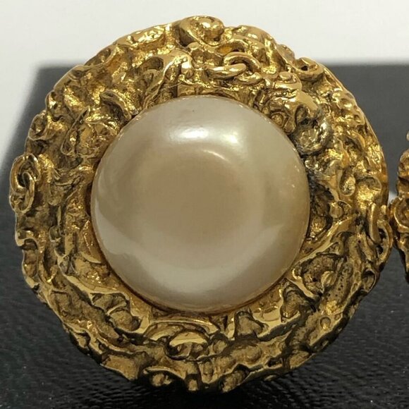 CHANEL Pearl Round Vintage Clip-On Earrings Gold Tone 93A Auth w/Box #2693 - Picture 7 of 8
